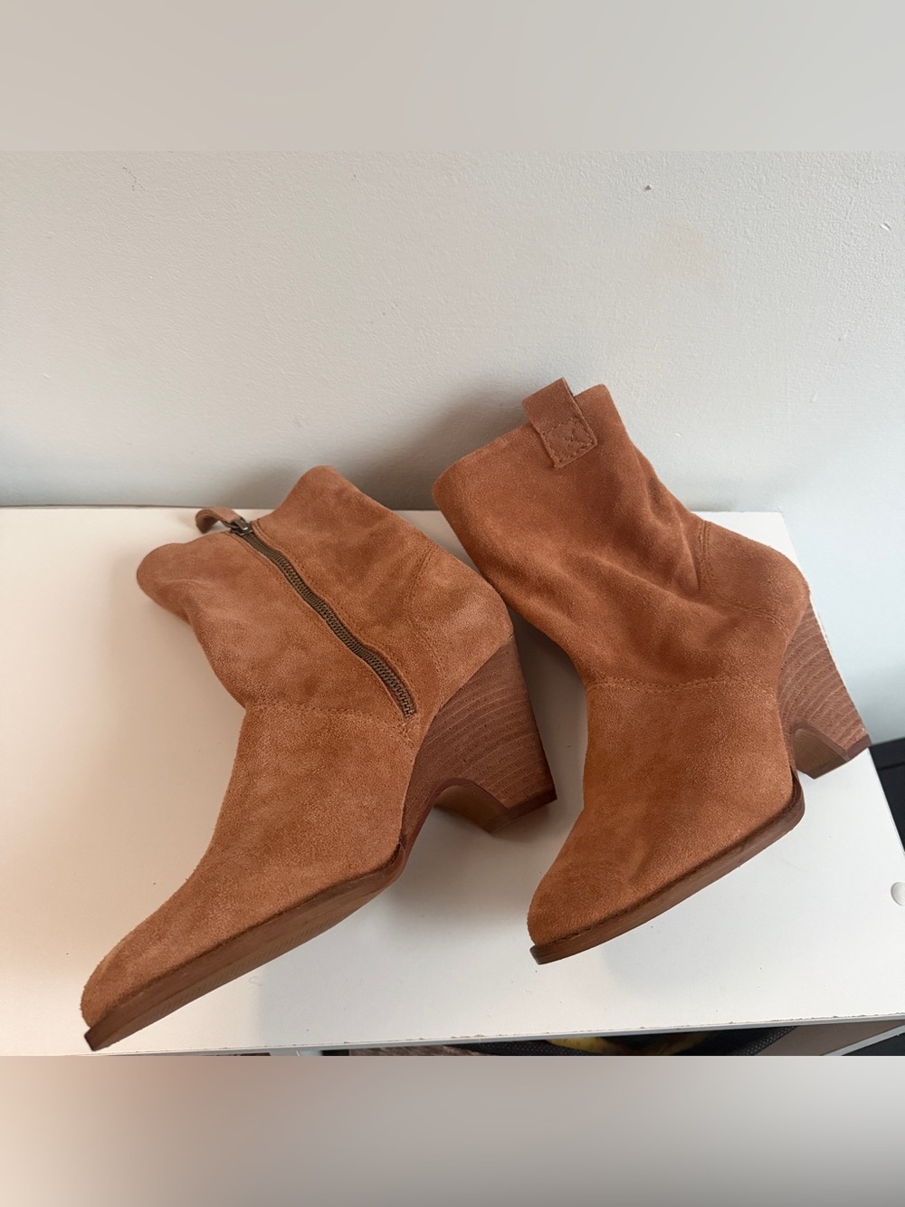 Like new Kelsi Dagger Suede Ankle Boots 8.5 Brown Stylish Western Chic Fall